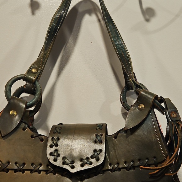 Elegant Floral Embossed Leather Shoulder Bag - Picture 2 of 4